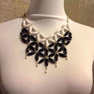 NWT Erica statement necklace